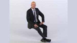 مدل سه بعدی یک مرد نشسته با کت و شلوار